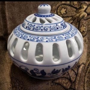 Vintage Chinese porcelain pot pourri jar